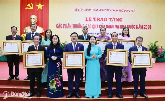Các đồng chí lãnh đạo thành phố chụp ảnh lưu niệm với các cá nhân được nhận Huân chương Lao động hạng Nhì tại buổi lễ. Ảnh: Công Nghĩa