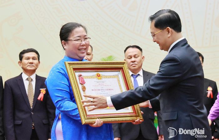 Lãnh đạo thành phố trao Huân chương Lao động hạng Ba cho các cá nhân. Ảnh: Công Nghĩa