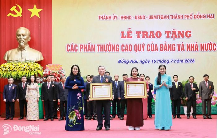 Các đồng chí lãnh đạo thành phố trao Huân chương Lao động hạng Ba cho các tập thể. Ảnh: Công Nghĩa