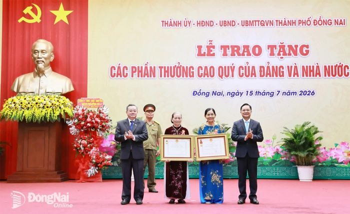 Các đồng chí lãnh đạo thành phố trao Huân chương Kháng chiến cho các cá nhân. Ảnh: Công Nghĩa