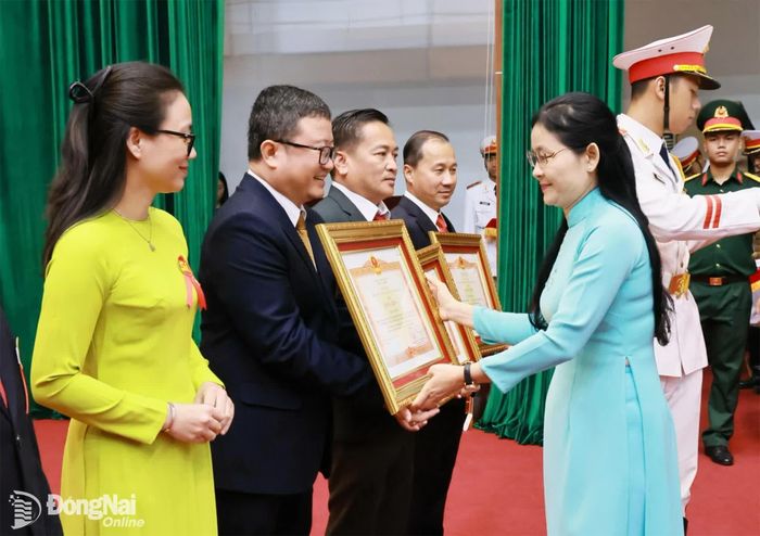 Ủy viên Trung ương Đảng, Phó Bí thư Thường trực Thành ủy, Chủ tịch HĐND thành phố Tôn Ngọc Hạnh trao bằng khen của Thủ tướng Chính phủ cho các cá nhân tiêu biểu. Ảnh: Công Nghĩa