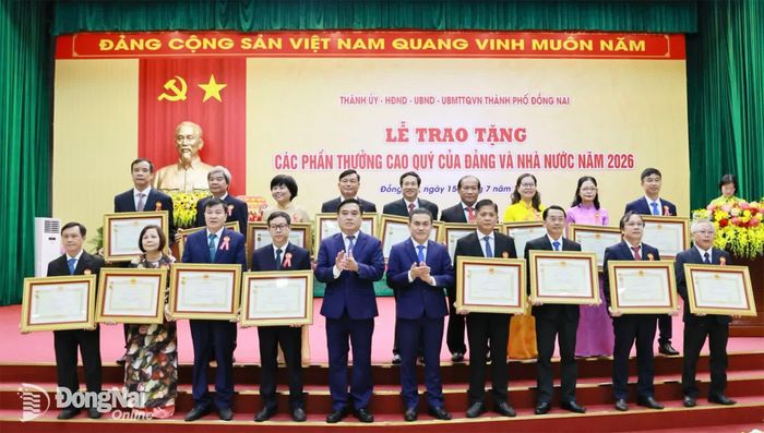 Các đồng chí trong Ban Thường vụ Thành ủy chúc mừng các cá nhân vinh dự được đón nhận danh hiệu Thầy thuốc ưu tú. Ảnh: Công Nghĩa