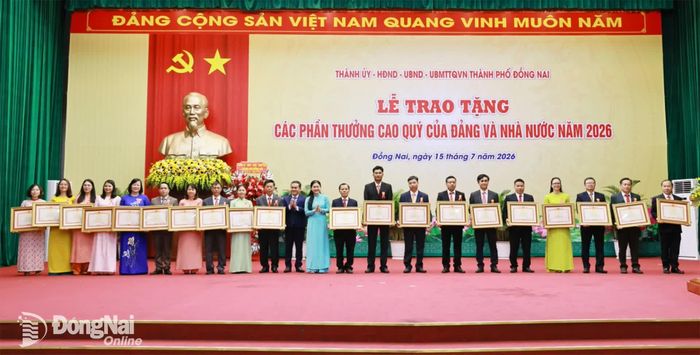 Các đồng chí lãnh đạo thành phố chúc mừng các cá nhân được nhận bằng khen của Thủ tướng Chính phủ. Ảnh: Công Nghĩa