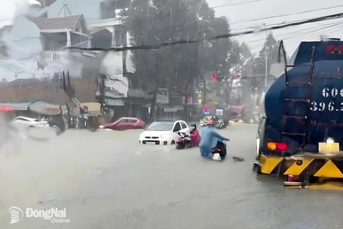 Nước dâng cao sau khi mưa lớn tại ngã ba Trảng Dài đường Đồng Khởi. Ảnh tư liệu