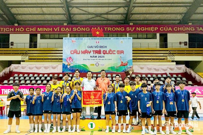 Ban huấn luyện cùng các thành viên Đội tuyển trẻ Cầu mây Đồng Nai đạt thành tích huy chương tại giải năm 2025 diễn ra ở Đồng Tháp. Ảnh: ĐVCC