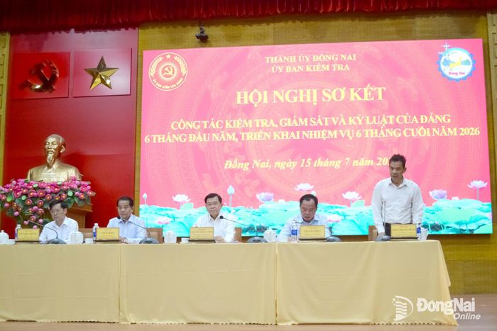Đồng chí Trần Trung Nhân, Ủy viên Ban Thường vụ Thành ủy, Chủ nhiệm Ủy ban Kiểm tra Thành ủy gợi mở những vấn đề thảo luận tại hội nghị. Ảnh: Phương Hằng