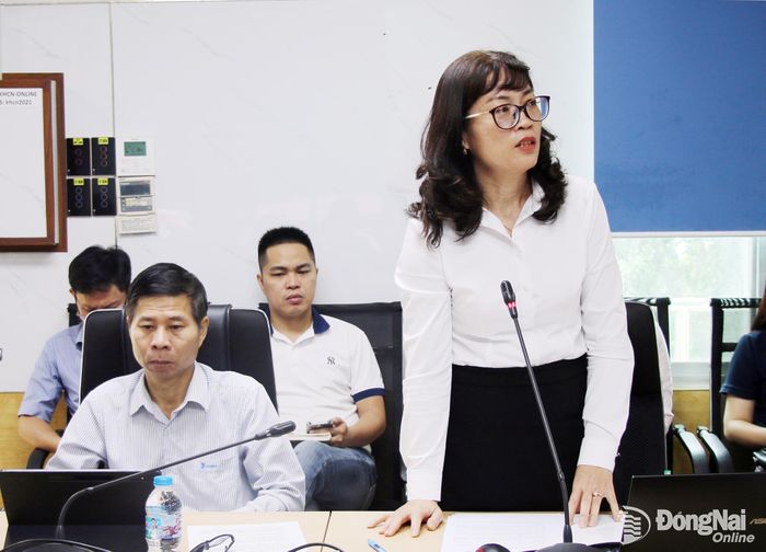 Phó Giám đốc Bưu điện thành phố Đồng Nai Huỳnh Như Quỳnh phát biểu tham luận tại hội nghị. Ảnh: Hải Quân