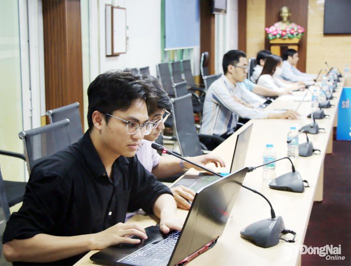 Các báo cáo viên, kỹ thuật viên chia sẻ các nội dung hướng dẫn sử dụng phần mềm đánh giá xếp hạng chuyển đổi số (DTI) cấp sở, ngành, địa phương. Ảnh: Hải Quân