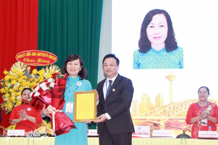 Đồng chí Huỳnh Thị Hằng, Phó Bí thư Thành ủy, Chủ tịch Ủy ban MTTQ Việt Nam thành phố được suy tôn là Chủ tịch danh dự Hội Chữ thập đỏ thành phố Đồng Nai khóa I, nhiệm kỳ 2026-2031. Ảnh: Nga Sơn