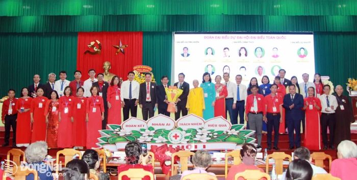 Các đồng chí lãnh đạo Trung ương Hội Chữ thập đỏ Việt Nam và thành phố Đồng Nai tặng hoa chúc mừng Ban Chấp hành Hội Chữ thập đỏ thành phố khóa I và đại biểu tham dự Đại hội Hội Chữ thập đỏ toàn quốc lần thứ XII, nhiệm kỳ 2026-2031. Ảnh: Nga Sơn
