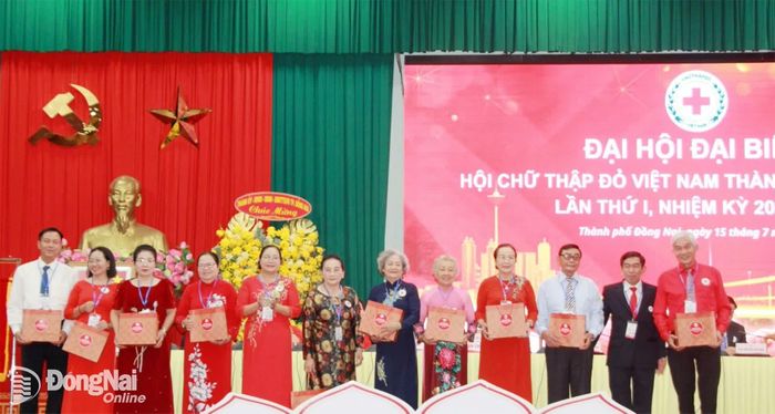Đại diện Hội Chữ thập đỏ thành phố tặng quà tri ân lãnh đạo Hội Chữ thập đỏ thành phố các thời kỳ. Ảnh: Nga Sơn