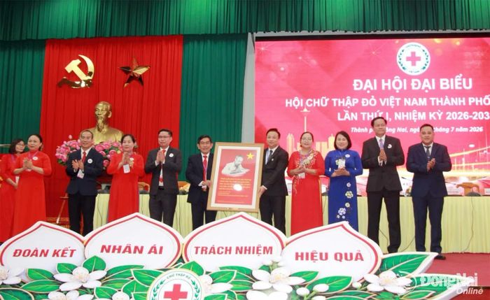 Ông Trần Sỹ Pha, Ủy viên Ban Thường vụ Hội Chữ thập đỏ Việt Nam, Trưởng ban Công tác xã hội - quản lý thảm họa Trung ương Hội Chữ thập đỏ Việt Nam tặng đại hội bức chân dung Chủ tịch Hồ Chí Minh. Ảnh: Nga Sơn