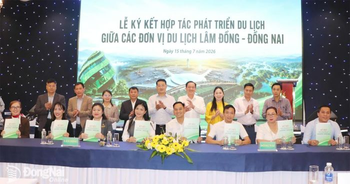 Doanh nghiệp du lịch 2 địa phương ký kết hợp tác. Ảnh: Ngọc Liên