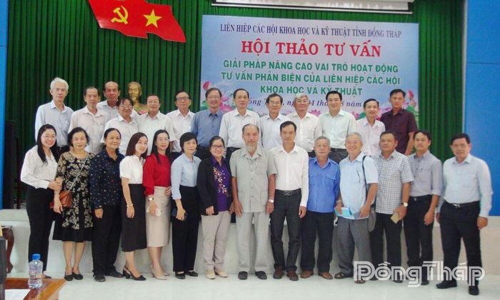 Đại biểu chụp ảnh lưu niệm tại Hội thảo giải pháp nâng cao vai trò hoạt động tư vấn phản biện của Liên hiệp các Hội Khoa học và Kỹ thuật.