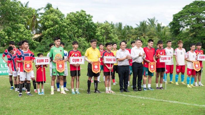 Ban Tổ chức trao Cờ lưu niệm cho các đội tham dự môn bóng đá nam tại Đại hội.
