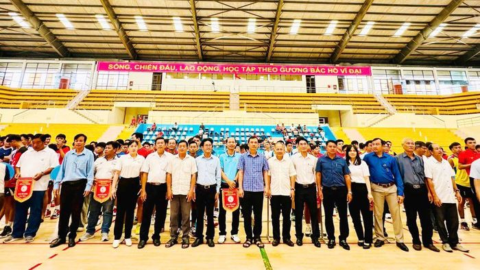 Ban Tổ chức trao Cờ lưu niệm cho các đơn vị tham dự môn bóng chuyền nam.