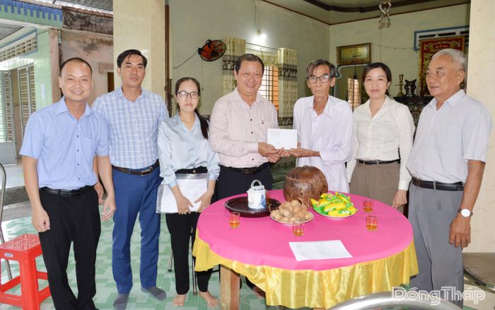 Đồng chí Phan Phùng Phú thăm, tặng quà thương binh Lê Văn Tâm.