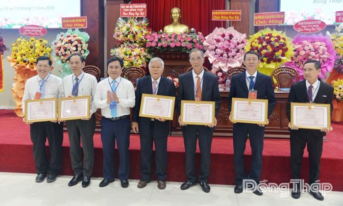 Đồng chí Trần Văn Dũng trao Bằng khen của UBND tỉnh cho các tập thể và cá nhân.