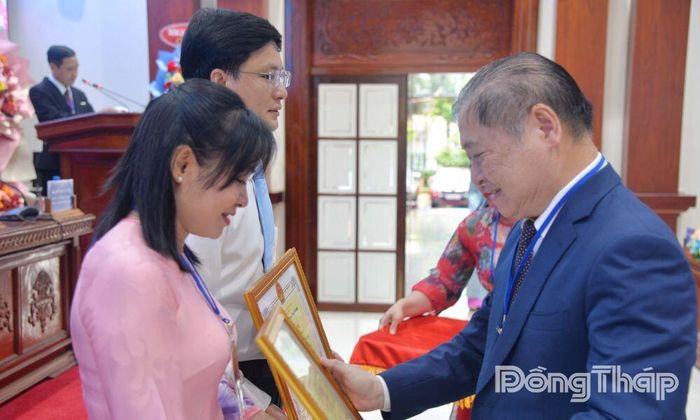Đồng chí Phan Xuân Dũng trao Bằng khen của Liên hiệp các Hội Khoa học và Kỹ thuật Việt Nam cho 2 cá nhân.