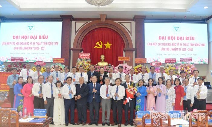 Đại biểu chụp ảnh cùng Ban Chấp hành nhiệm kỳ mới.