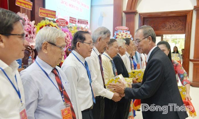 Trao quà lưu niệm, tri ân các đồng chí không tiếp tục tham gia Ban Chấp hành Liên hiệp các Hội Khoa học và Kỹ thuật tỉnh nhiệm kỳ mới.