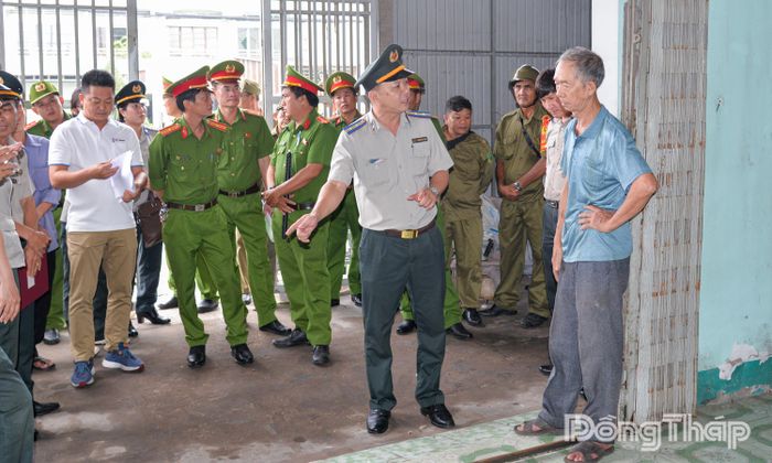 Chấp hành viên giải thích, làm rõ một số nội dung với ông Hướng Văn Hiệp.