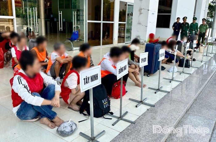 Các công dân người Việt Nam được lực lượng chức năng Campuchia trao trả.
