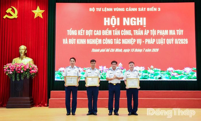 Các tập thể, cá nhân tiêu biểu được khen thưởng.