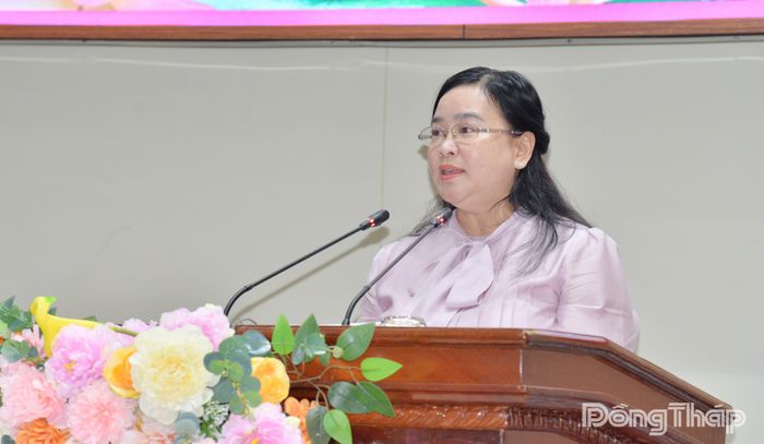 Phó Bí thư Đảng ủy UBND tỉnh Đồng Tháp Huỳnh Thị Hoài Thu báo cáo kết quả thực hiện công tác 6 tháng đầu năm và phương hướng nhiệm vụ 6 tháng cuối năm 2026 của Đảng ủy UBND tỉnh.