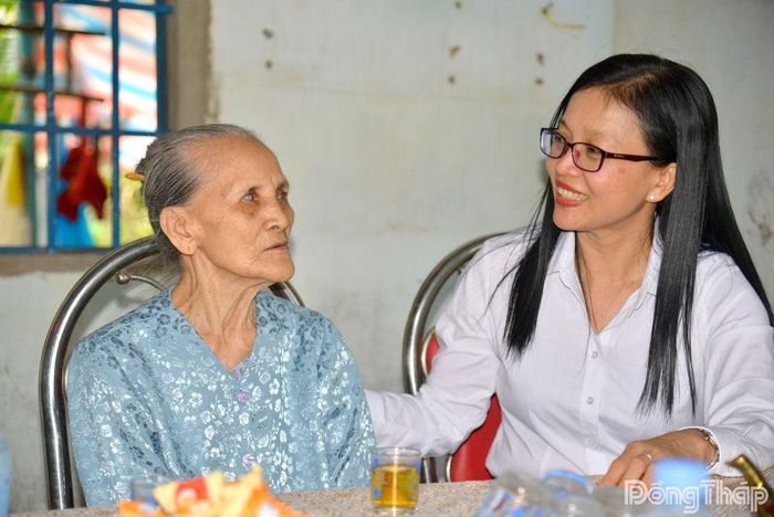 Đồng chí Nguyễn Thị Kim Tuyến đến thăm, tặng quà Mẹ Việt Nam Anh hùng Nguyễn Thị Lùng (ấp Hòa Bình).