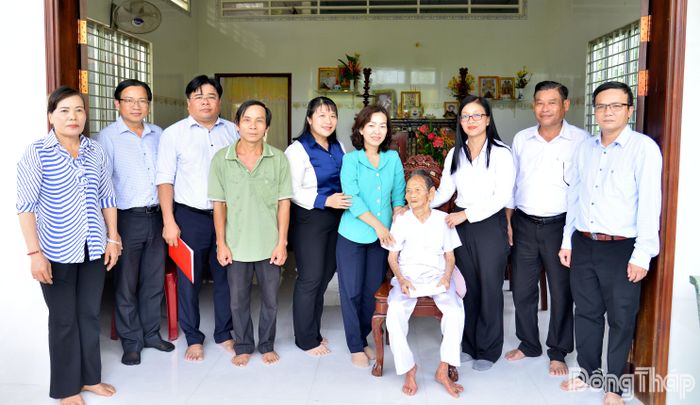 Đoàn công tác đến thăm, tặng quà gia đình Mẹ Việt Nam Anh hùng Trần Thị Bảy (ấp Ninh Thuận).