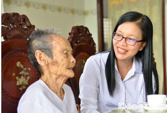 Đồng chí Nguyễn Thị Kim Tuyến thăm hỏi sức khỏe Mẹ Việt Nam Anh hùng Trần Thị Bảy (ấp Ninh Thuận).