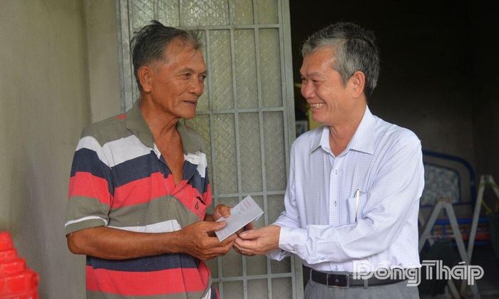 Đồng chí Đinh Văn Dũng thăm, tặng quà thương binh Nguyễn Văn Huyện (khu phố Long Hưng).