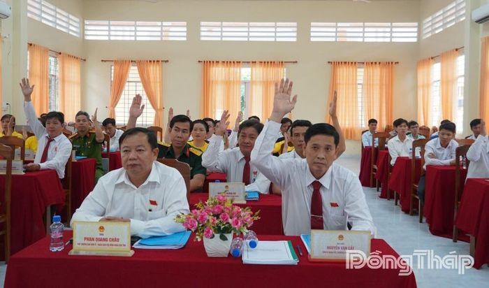 Các đại biểu thực hiện biểu quyết thông qua một số nghị quyết điều chỉnh những chỉ tiêu về phát triển kinh tế - xã hội.