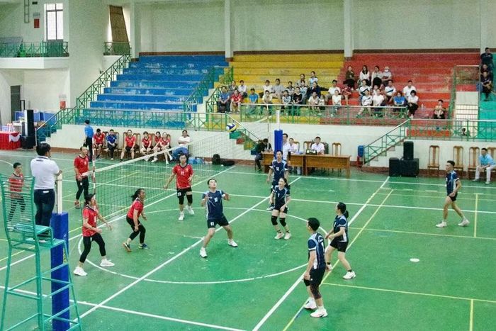 Trận chung kết giữa Công đoàn cơ sở xã Kbang và Công đoàn cơ sở phường An Khê. Ảnh: Lạc Hà