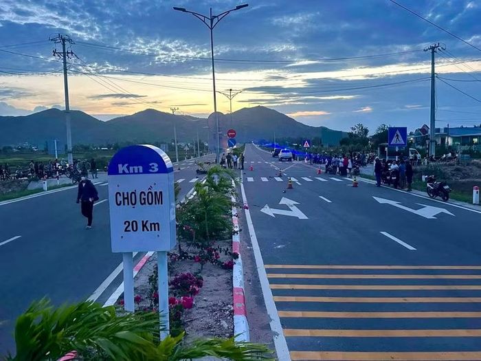 Hiện trường vụ tai nạn trên tỉnh lộ 639 đoạn qua xã Đề Gi vào chiều 14-7. Ảnh: Nguyễn Thanh