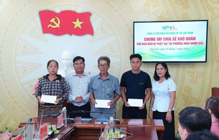  Lãnh đạo phường Hoài Nhơn Bắc trao quà của Công ty CP Tập đoàn HP OIL Việt Nam cho các gia đình có tàu cá bị thiệt hại. Ảnh: Quang Hải 
