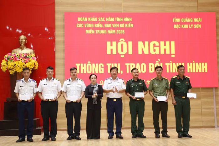  Lãnh đạo Tổng LĐLĐ Việt Nam và Bộ Tư lệnh Vùng Cảnh sát biển 2 tặng quà cho các đơn vị quân đội, công an đóng quân ở trên đặc khu Lý Sơn. Ảnh: H.P 