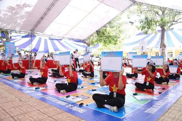  Các em học sinh tham gia cuộc thi “Em yêu biển, đảo quê hương”. Ảnh: H.P 