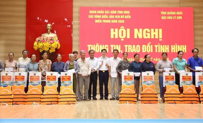  Lãnh đạo tỉnh Quảng Ngãi và Cảnh sát biển Việt Nam tặng quà cho gia đình chính sách, người dân có hoàn cảnh khó khăn ở Lý Sơn. Ảnh: H.P 