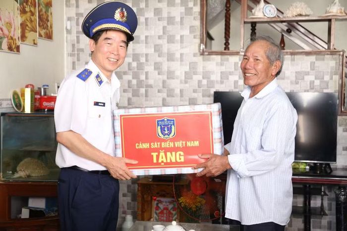  Trung tướng Bùi Quốc Oai - Chính ủy Cảnh sát biển Việt Nam tặng quà cho thương binh Nguyễn Công (thôn Đông An Vĩnh, đặc khu Lý Sơn). Ảnh: H.P 