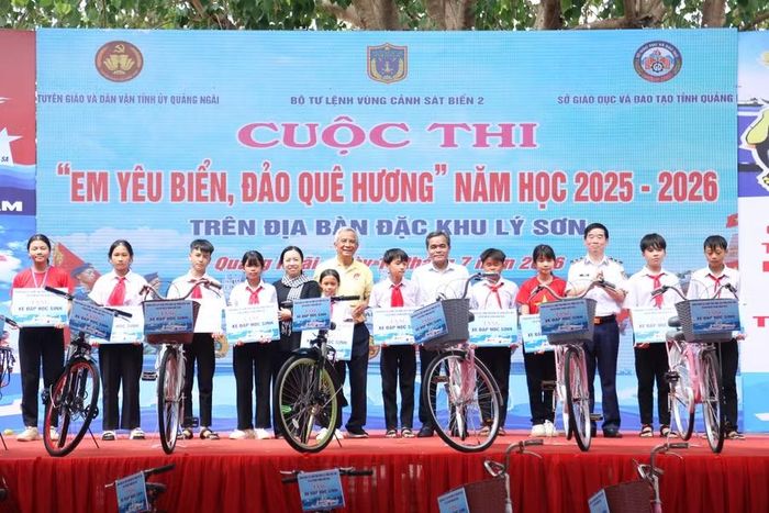  Đoàn công tác tặng xe đạp cho học sinh có hoàn cảnh khó khăn ở Lý Sơn. Ảnh: H.P 