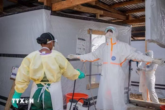Nhân viên y tế thực hiện công tác khử trùng tại trung tâm điều trị bệnh nhân nhiễm virus Ebola ở thành phố Bunia (tỉnh Ituri, CHDC Congo) ngày 9-7-2026. Ảnh: THX/TTXVN