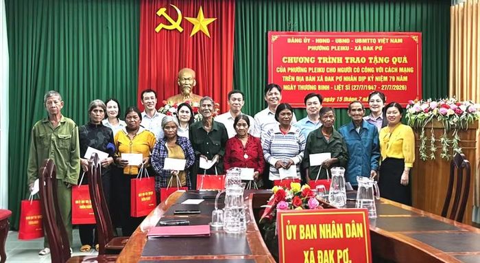 Đoàn công tác phường Pleiku tặng quà cho 10 gia đình chính sách, người có công trên địa bàn xã Đak Pơ. Ảnh: Bá Bính