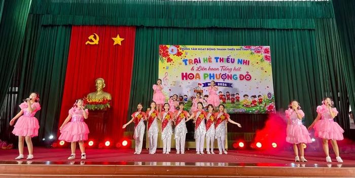  Phần biểu diễn của CLB Thanh nhạc Biển xanh Quy Nhơn. Ảnh: M.N 