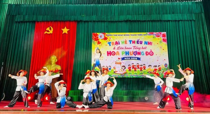  Phần đồng diễn flashmob tạo không khí sôi động cho trại hè. Ảnh: M.N 