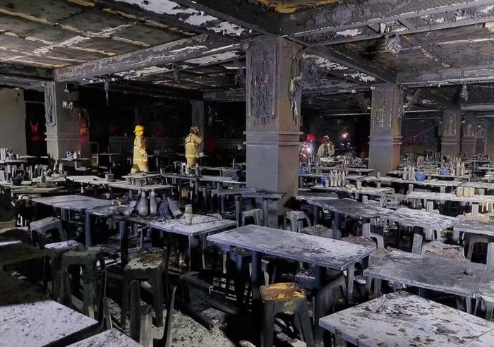 Lực lượng cứu hỏa kiểm tra khu vực bên trong quán bar Na Lat Phrao. Ảnh: Bangkok Post