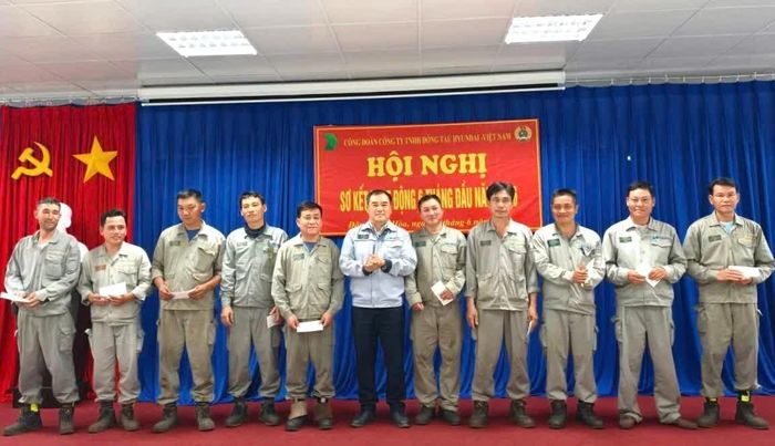 Ông Nguyễn Thái Vũ - Phó Chủ tịch Công đoàn cơ sở Công ty TNHH Đóng tàu Hyundai - Việt Nam trao hỗ trợ cho con đoàn viên, người lao động đạt thành tích cao trong học tập.