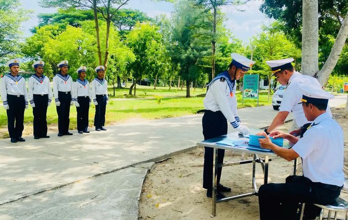 Kiểm tra kết thúc huấn luyện chiến sĩ vệ binh.