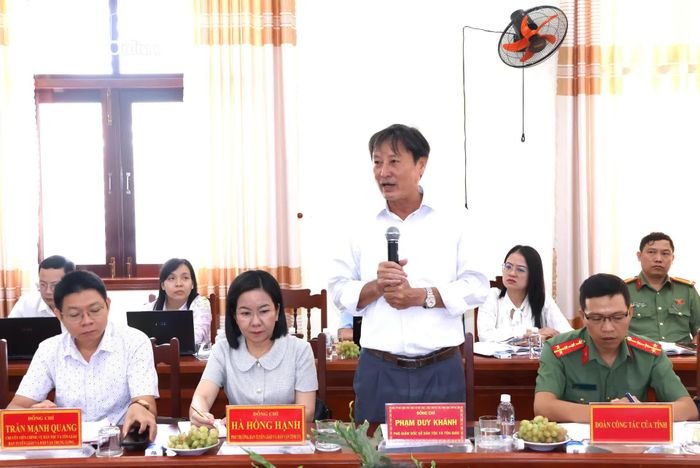 Lãnh đạo Sở Dân tộc và Tôn giáo nêu ý kiến tại buổi kiểm tra, khảo sát.